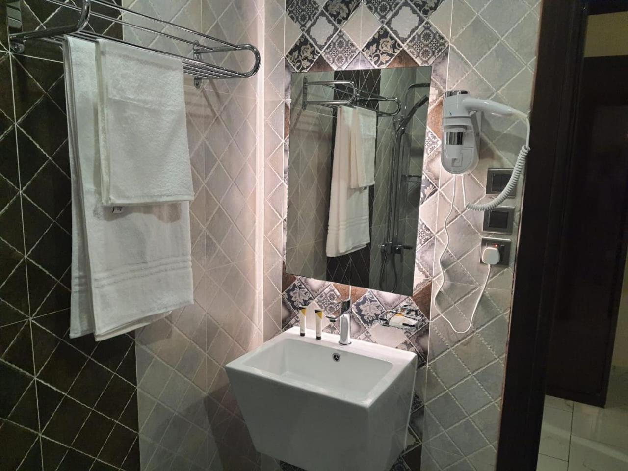 Violet Rose Aprit Hotel Джеда Екстериор снимка